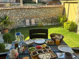 Villa Zoi A Stay to Remember I Guesthouse located inside the Castle of Elbasan on a historic Roman road Via Egnatia I Traditional Breakfast: Elbasan şehrinde bir otel