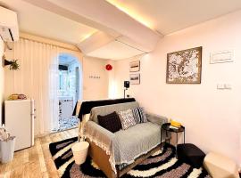 Explore Chengdu Flavors Chunxi Branch Warm Little Nest, hotel i Chengdu