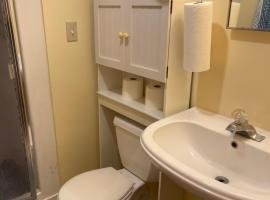 Flower Avenue Hosting -Two DB Beds & Shower - Ground Floor Bedroom 1 Person 72 Night, 2 person 122 - 3rd & 4th add 52 each, hotel v destinácii Silver Spring