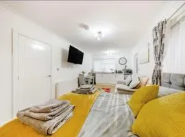 Apartment Sleeps 2 with Parking and Pets Welcome