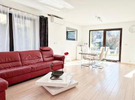 Modern house with heated pool, 20 minutes from the center of Prague, Hotel in Prag