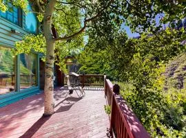 Iconic creekside mountain home with hot tub fireplaces balcony & amazing views