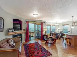 Inviting mountain condo near the reservoir & slopes with pool & hot tub