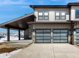 Brand-new luxury home with mountain & lake views - fireplace & gourmet kitchen