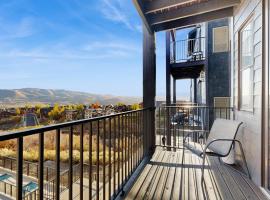 Newly renovated 2nd floor condo with pool hot tub and in home laundry – hotel w mieście Heber City