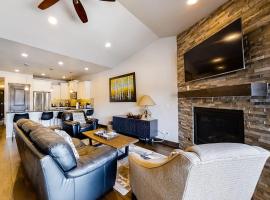 Spacious new-build stunner near Park City & Deer Valley with private hot tub, hotel Kamasban