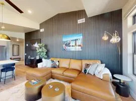 Modern condo with fireplace and private balcony - lake view