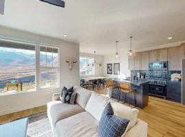 New Home with panoramic views office loft & private hot tub