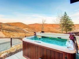Home with fireplace private hot tub shared pool game and fitness facilities, Hotel in Kamas