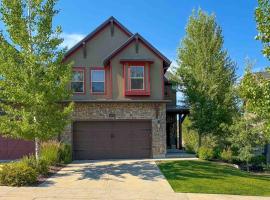 Spacious townhome with pool private hot tub & clubhouse - Dog Friendly, hotel Kamasban