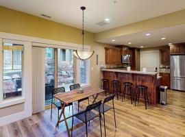 Spacious townhome with Community pool hot tub & clubhouse - Dog Friendly, hotel a Keetley Junction