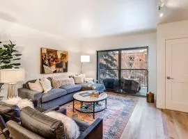 Beautifully Updated Luxury Condo -Hot Tub - Walk to Town Lift