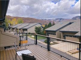 Bright dog-friendly townhome with gas fireplace & garage - walk to shuttle, hotel v mestu Park City