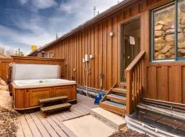 Spectacular Townhome with a Private Hot Tub Free WiFi AC & Three Fireplaces