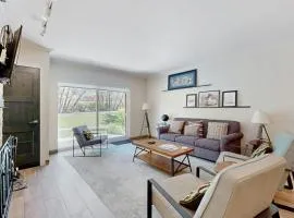 Fully Renovated Condowith Patio Wood Fireplace & Hot Tub