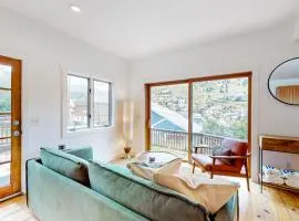 2-story home near Main St with private hot tub deck patio ski & mtn views
