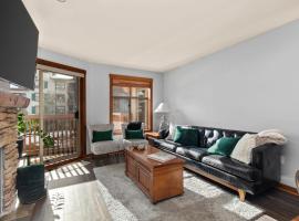 Lovely Ski-in - ski-out condo with community hot tub pool & Club Solitude access, hotel in Solitude