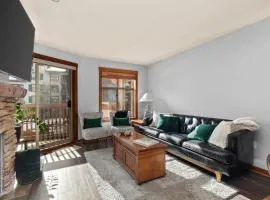 Lovely Ski-in - ski-out condo with community hot tub pool & Club Solitude access