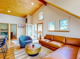 Upper-level home near Main St with private hot tub deck ski & mtn views
