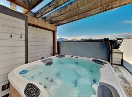 Mountain Getaway - Private Rooftop Spa - Walk to Dining Shops & Rec Center