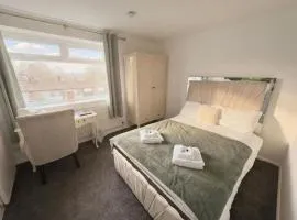 Double Ensuite at St Michaels near LDS Airport
