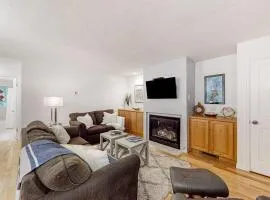 Walkable dog-friendly condo with balcony steps from Old Town Lift