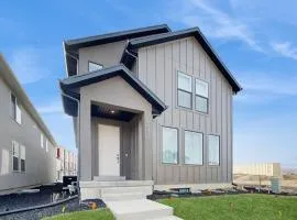 Spacious luxury multi-level home with en-suites patio balcony & hot tub