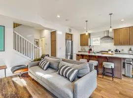 Luxurious dog-friendly home with private hot tub W&D AC WiFi near slopes