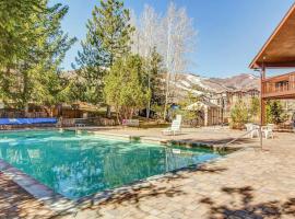 Spacious all-suite home at the base of The Canyons Resort, отель в Парк-Сити