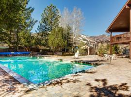 Alpine Gem - Pools Hot Tubs Tennis - Walk 5 Mins to Lift & 8 Mins to Dining, hotelli kohteessa Park City