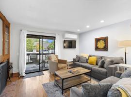 Charming year-round getaway - located close to downtown shopping and dining, hotel v destinácii Park City