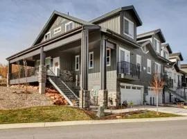 Dog-Friendly Townhome with WiFi Private Hot Tub AC Gas Fireplace Balcony Grill