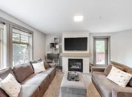 Warm & Welcoming Condo with Free WiFi Access to Pools Hot Tubs