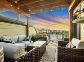 Private Rooftop Hot Tub Views Bumper Pool Table High-Speed WiFi & Fireplace