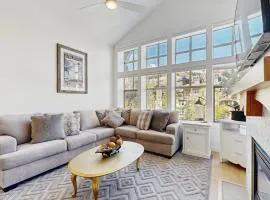 Lovely mountain-view condo with shared hot tub pool & more - walk to lifts