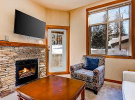 Ski-in - ski-out Powderhorn Condo with Shared Hot Tubs a Pool & Gym at Club Solitude, hotel in Solitude