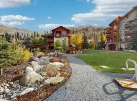 ski-in - ski-out Condo with Lovely Ski Views Shared Pool-Sauna-Hot Tub & WiFi