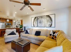 Cozy condo with shared hot tub & pool foosball near ski lifts, hotel sa Solitude
