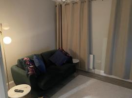 Newly renovated apartment in Castlebar - Full Kitchen!, hotel di Castlebar