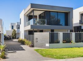 Modern Coastal Townhouse Beach & Marina Views, hotell i Geographe