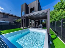 Galaxy Pool Resort، فندق في Takashima