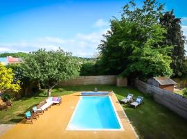 Spacious 5 Bedroom House by Jesswood Properties with Private Pool Parking x 3, Hotel in Luton