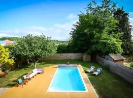Spacious 5 Bedroom House by Jesswood Properties with Private Pool Parking x 3