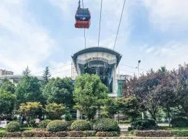 Luna's Travel House-Family and group-friendly,Walk 2 minutes to Tianmen Cableway,Free pick up service,Book tickets, Free Laundry,Experienced tour guide service,Group tour