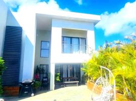 Modern Eco-Townhouses in Grand Baie - 7 Mins Walk to Beach, Hotel in Grand Baie