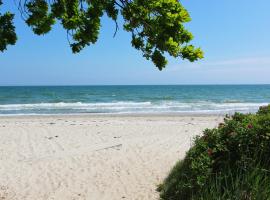 Strandhaus Jolu, hotel i Lobbe