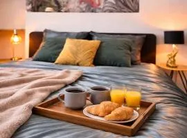 L'Oiseau du paradis - terrasse privée, parking, wifi rapide, arrivée autonome, entre gare et centre-ville, rez-de-chaussée