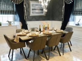 6BR House with Butler, Sauna & Hot Tub in Glasgow, hotel i Chapelhall