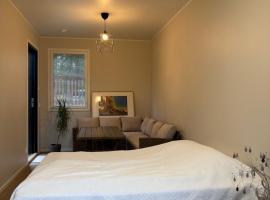 Cozy yard guest room with private entrance, Hotel in Espoo