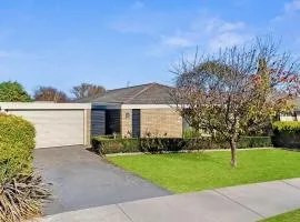 Coastal Retreat, Spacious Home with EV Charging, Alfresco, Parking & WiFi